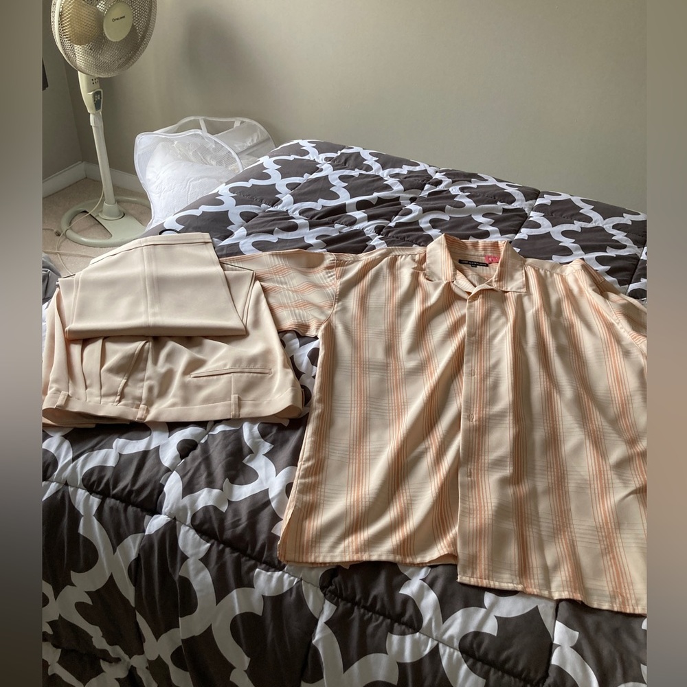Men’s 2pc outfit by Montique.  2X top 42w x 32l pants.  Peach w orange stripes.